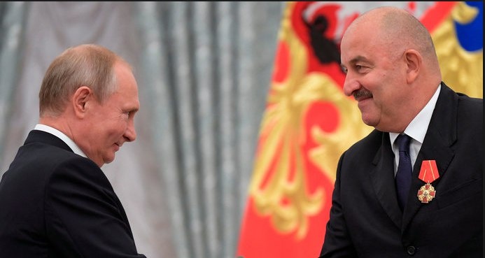 Владимир Путин награждает Станислава Черчесова