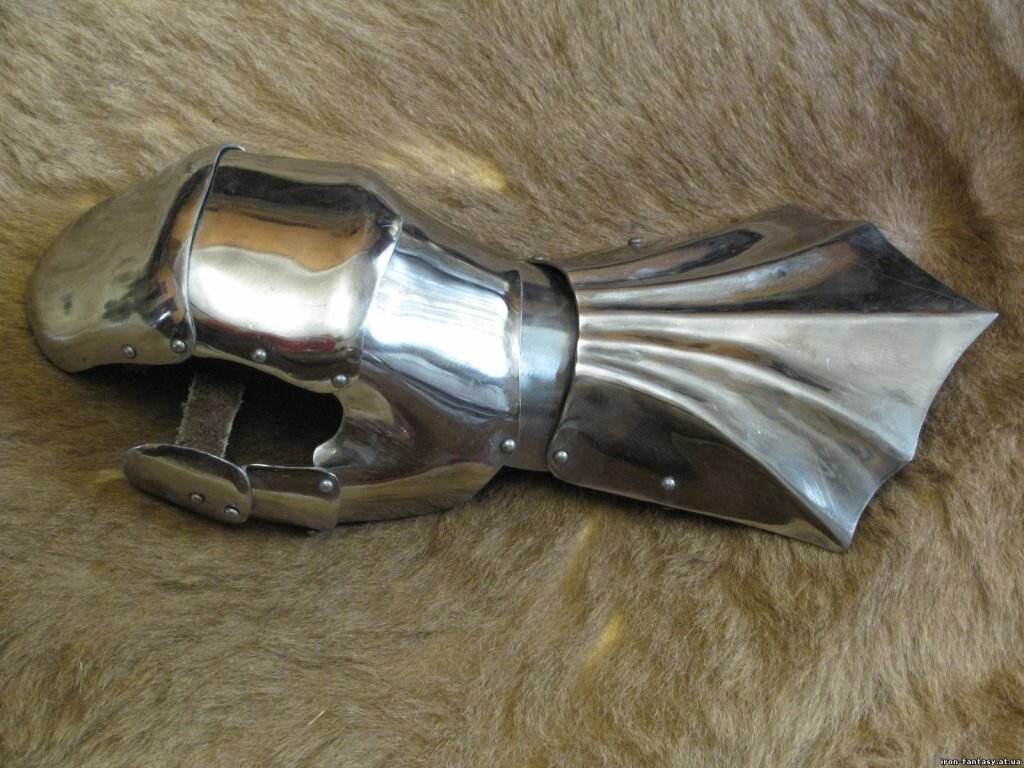 Латная рукавица от миланского доспеха с "готическим" предплечьем