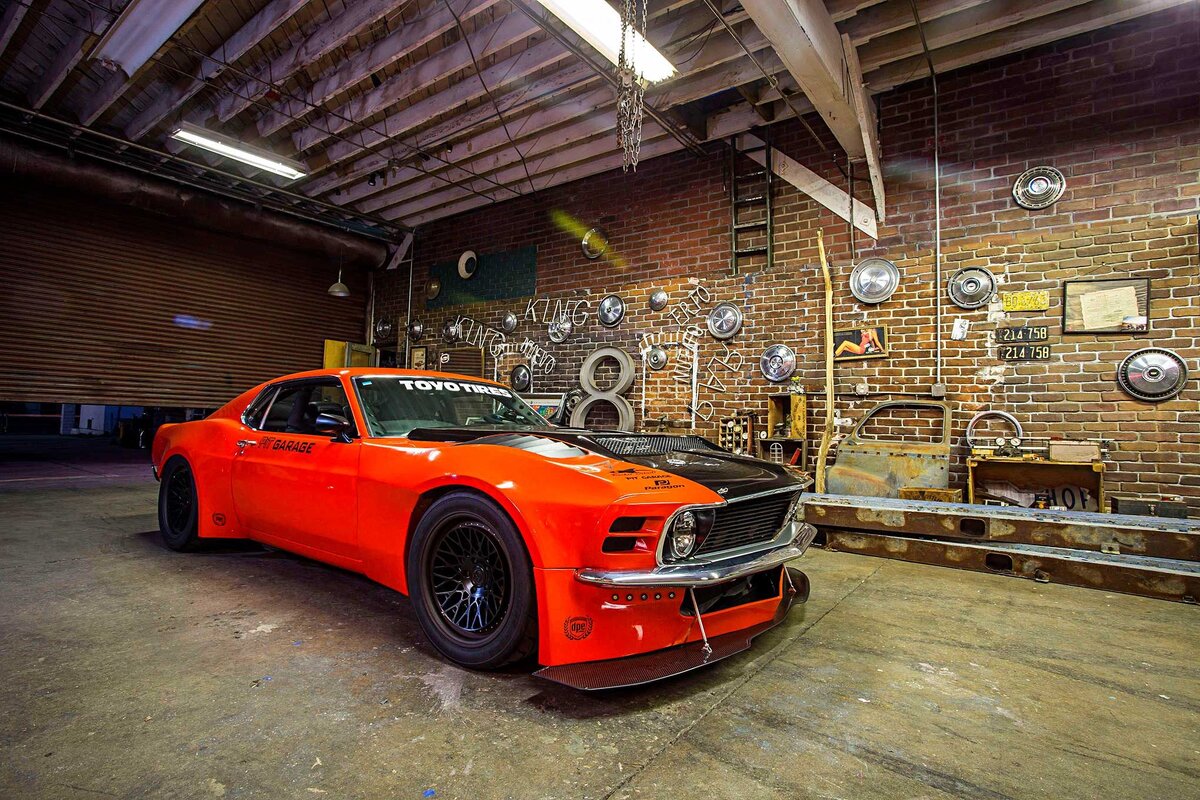 Машина похожа на  Мустанг, но копнуть поглубже, и вы найдете Годзиллу 