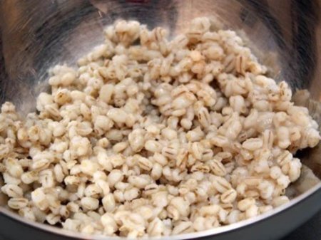 Шаг 1 Варим перловку в подсоленной воде до готовности, сливаем воду.