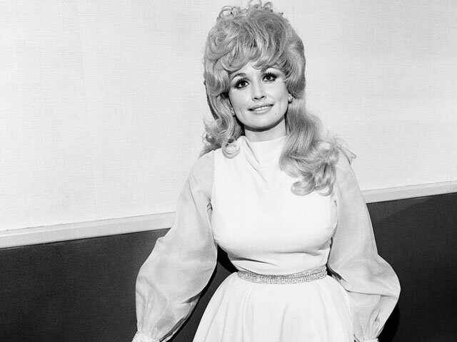 Будущая всеамериканская знаменитость появилась на свет четвёртой из двенадцати детей в семье Роберта Ли Партона в самой глуши штата Теннесси. Партоны были бедны – настолько, что у отца не нашлось денег заплатить акушеру, и расплачиваться за появление на свет дочери Партону-старшему пришлось мешком овсянки.