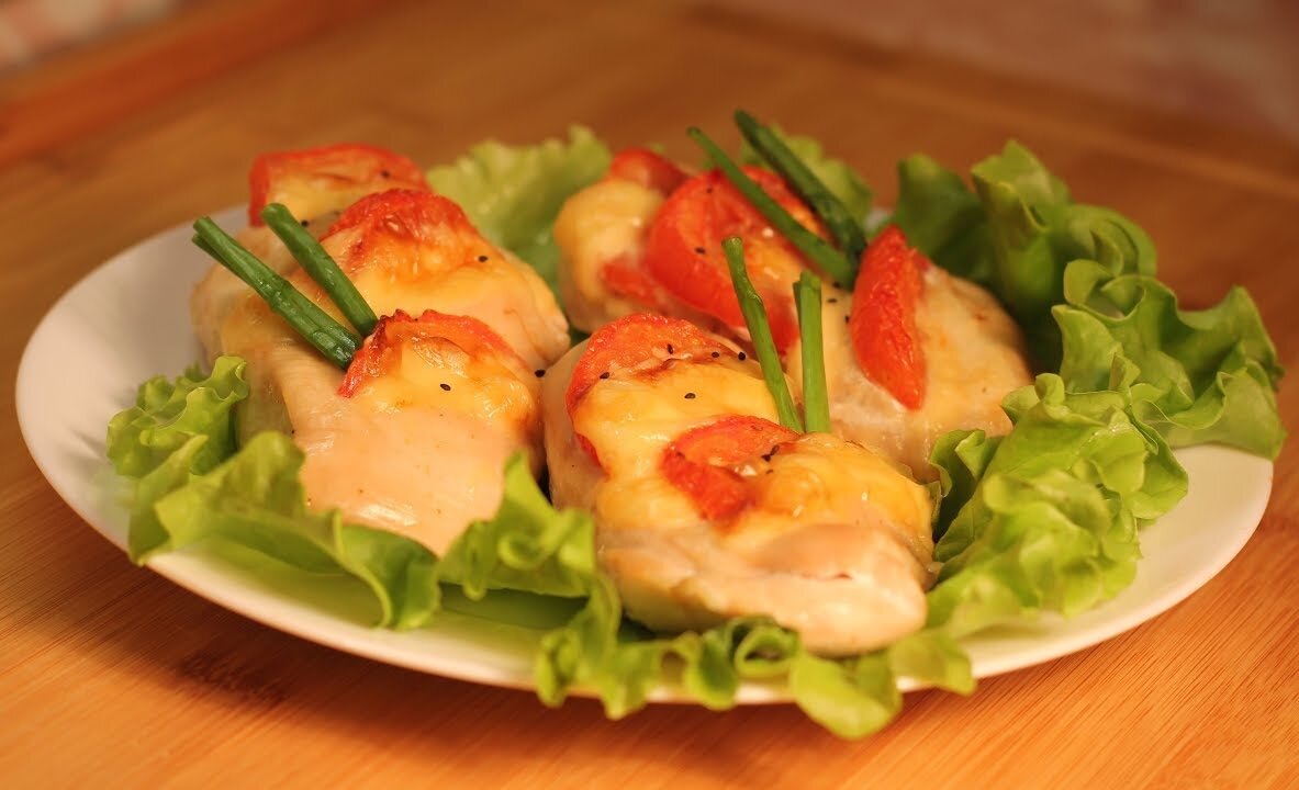 Куриная грудка с помидорами и сыром в духовке. Отлично подходит к любому гарниру.