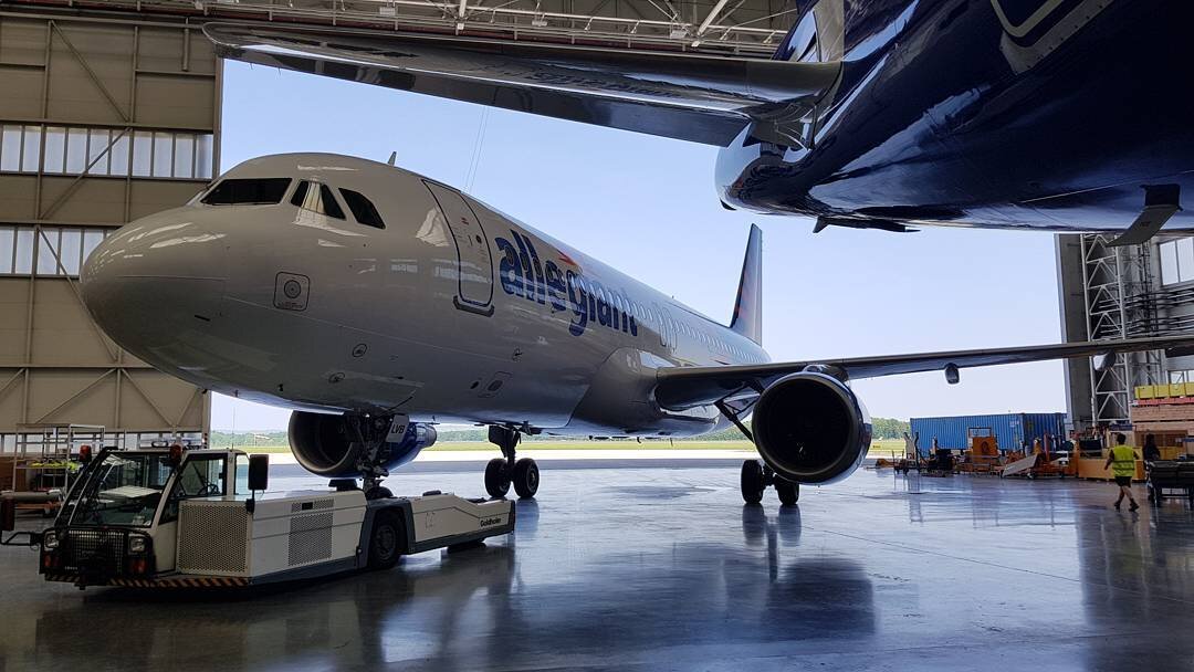 Это фото я сделал в Job Air Technic (г.Острава, Чехия). Компания занимается ТО ВС и делает это весьма успешно. Самолет Allegiant закатывается в ангар только после покраски. Скоро он будет возить граждан США по курортам.