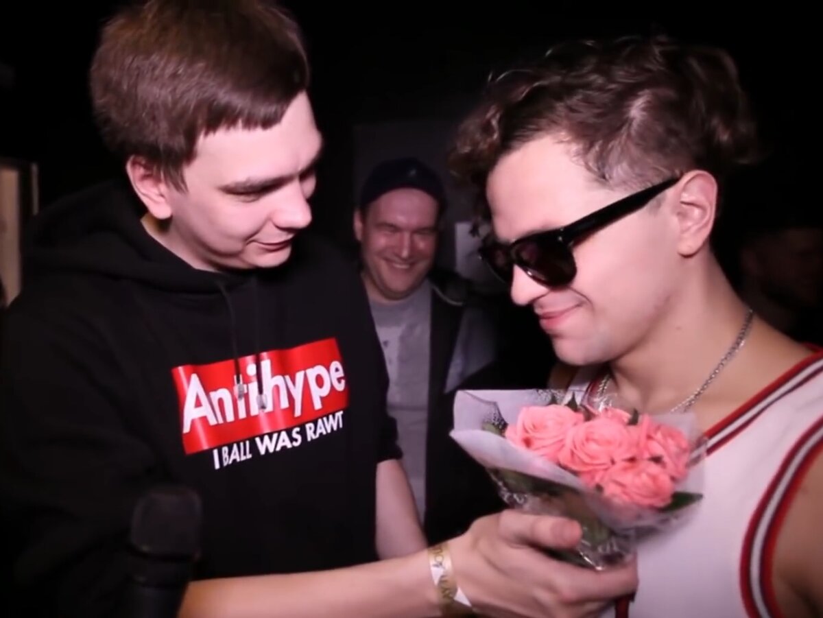 Момент на 0:20.