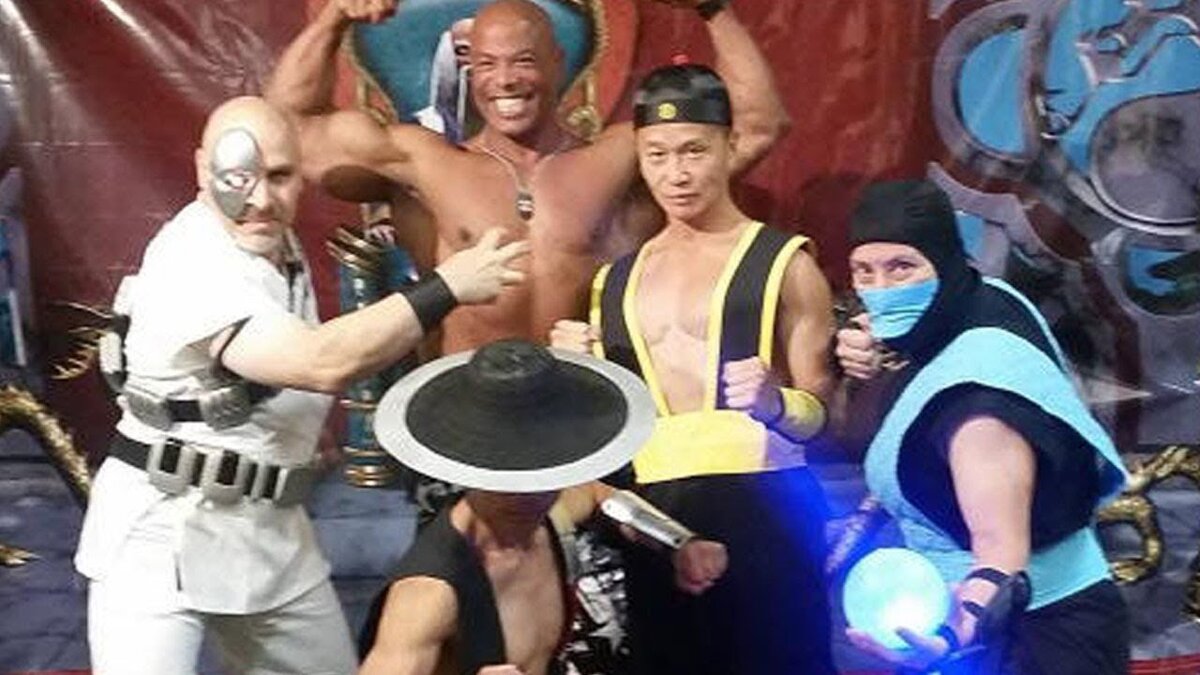 Вначале девяностых Мортал Комбат была одной из передовой в мире игр в плане графики, во многом это потому что использовались живые актеры для будущих моделей бойцов, снимали отдельно действия и движения и потом с помощью компьютерных технологий воплощали всё это уже в игре.