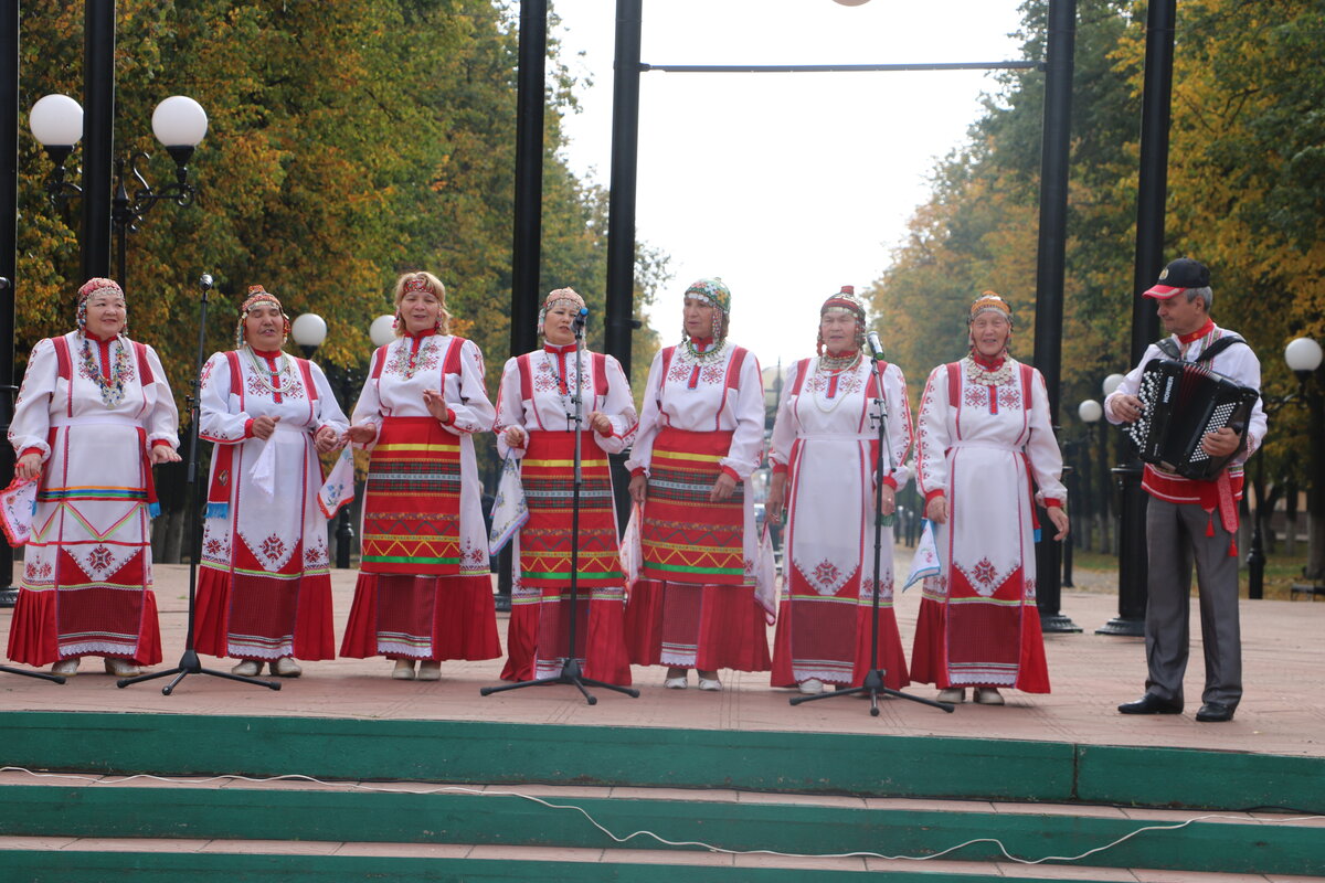 Концертом встречает сельскохозяйственная ярмарка своих гостей. Фото: Айсылу Габбасова.