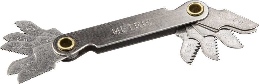 Вот такое приспособление - шаблон для измерения шага метрической резьбы