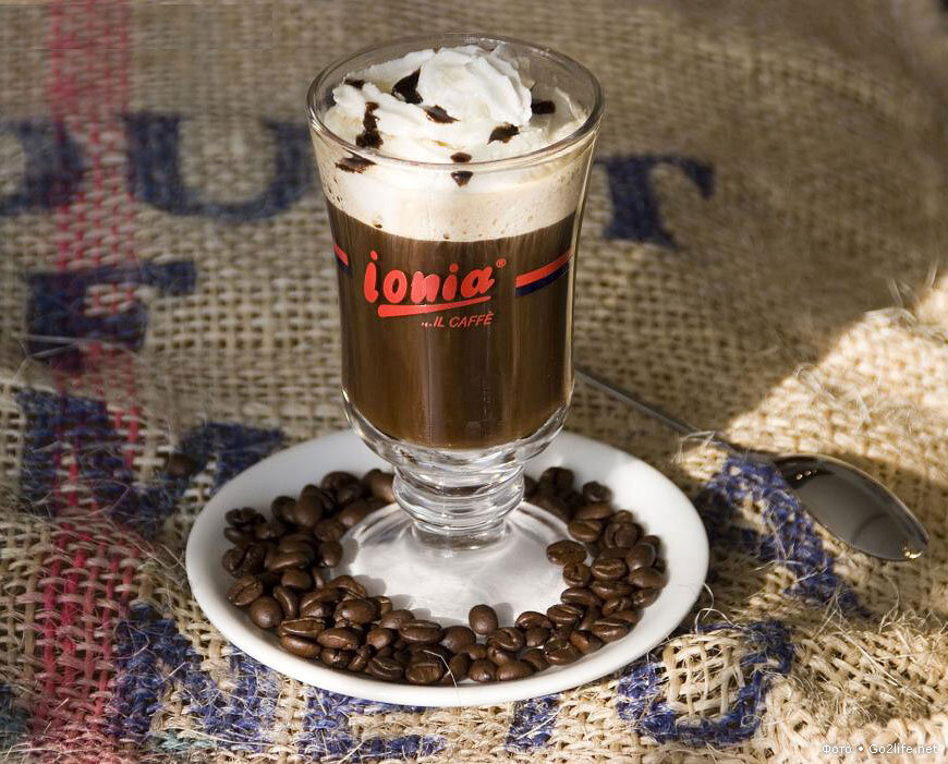 Кофе по-ирландски. Придуманный более ста лет назад в Ирландии, irish coffee состоит из горячего черного кофе, ирландского виски, коричневого сахара и взбитых сливок. По основной версии, его автором является бармен ирландского международного аэропорта "Шаннон" Джозеф Шеридан, сообразивший добавить виски в кофе замерзшим американцам и назвавший эту смесь ирландским кофе. Изюминкой этого коктейля является не только контраст кофе и виски, но и сочетание горячего напитка и холодных взбитых сливок.