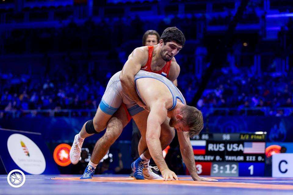 В первом периоде Куруглиев доминировал, но вторая трехминутка схватки с Тэйлором дагестанскому борцу не удалась. Фото: страница Объединенного мира борьбы в Facebook.