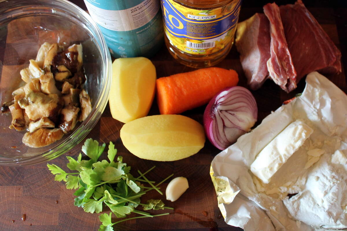 Можно делать на мясном бульоне, а можно и просто на воде.