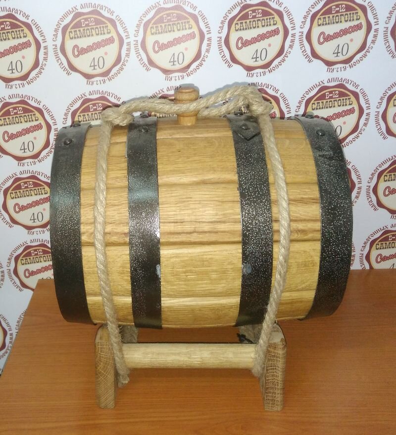 Бочка из колотого дуба объёмом 5 литров.