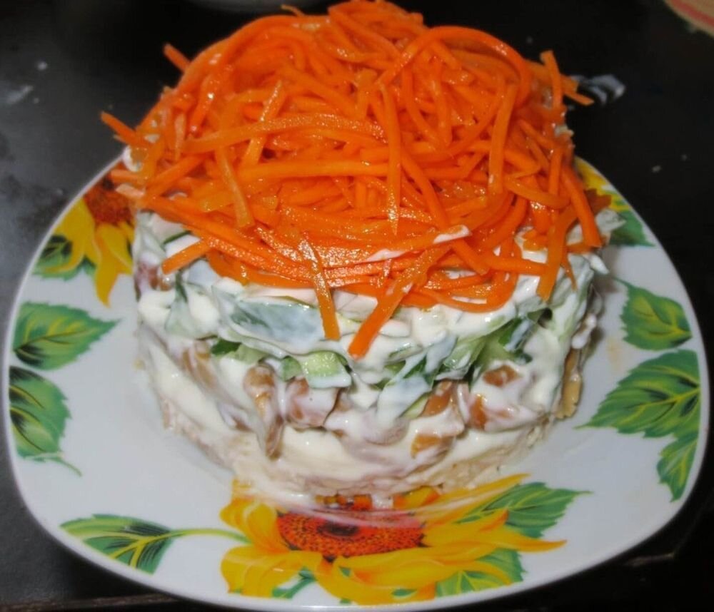 Салат с копчёной курицей и корейской морковью