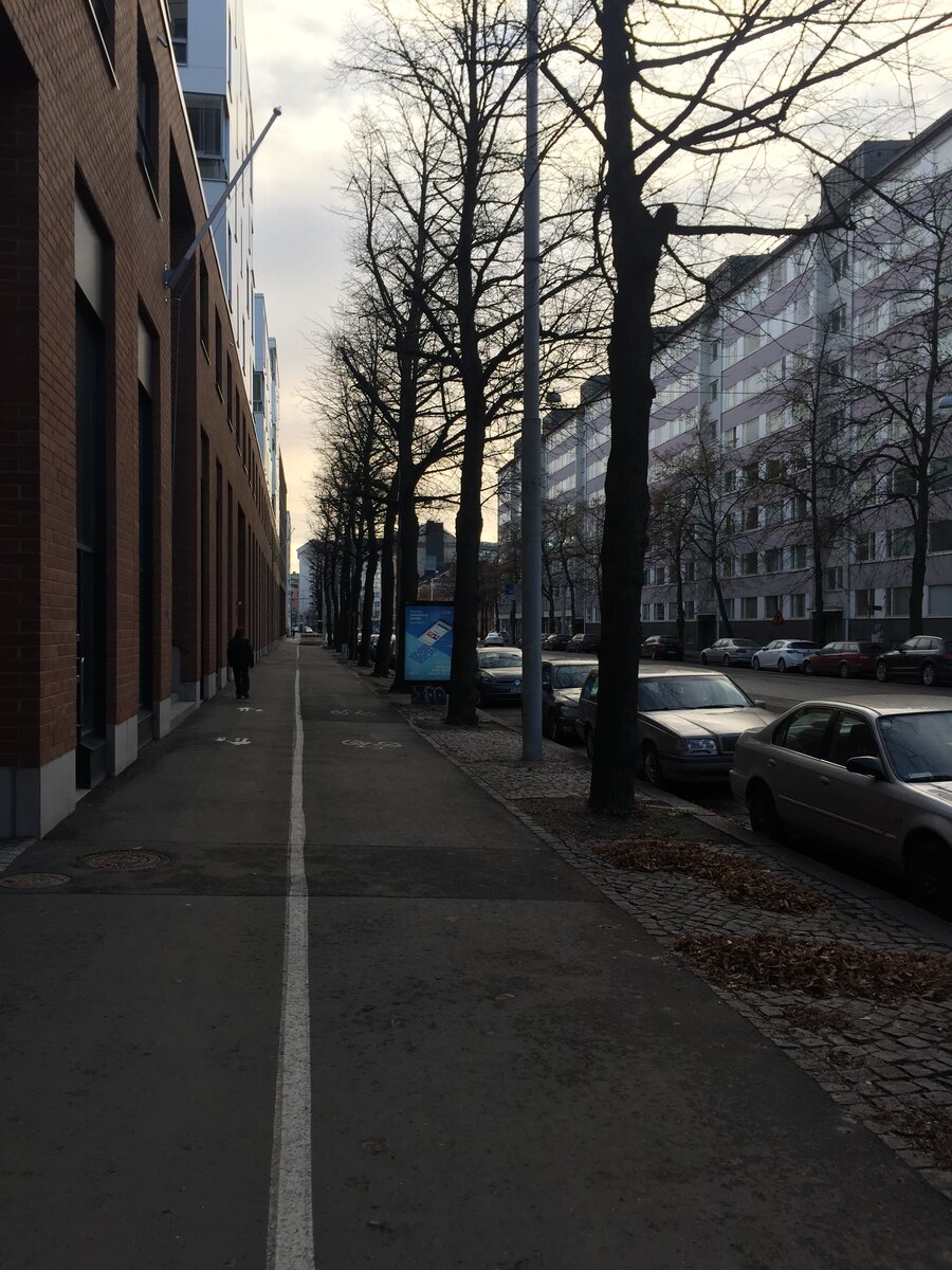 Обычная улица, район 20 века плавно переходит к новостройкам