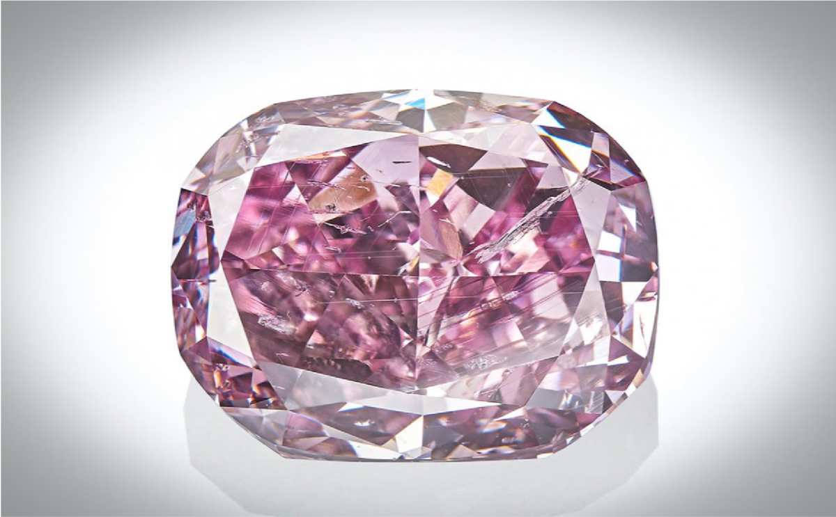 Самый крупный из них - сиреневый бриллиант 11 карат огранки кушон, планируется к продаже за несколько миллионов долларов.