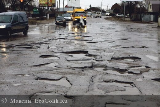  
Итак, вот наша цель https://maps.yandex.ru/-/CVW3yBkw

Но первым делом нужно определиться когда ехать. На мой взгляд есть только два варианта: весной и осенью. Лето мы рассматривать не будем, т.к. там стоит невыносимая жара и количество мошкары и комарья такое, что это будет не отдых а самое настоящее мучение (проверено))). Весной нужно ехать где-то в середине апреля, в идеале приехать 15-16 числа на 10-12 дней. К этому времени в этом южном регионе уже довольно тепло и начинает везде появляться зелень (если ехать раньше приходится рыбачить среди унылых голых пейзажей). К тому же, в конце апреля, числа 28-30 каждый год спускают воду с Волгоградского водохранилища, в это время и еще долго после делать там нечего, рыба совсем не берет, не говоря уже о том что остров сильно затапливает и выбраться оттуда очень проблематично. Еще одним из плюсов весенней рыбалки в том что очень много рыбы с икрой, для многх она является деликатесом. Осенью же оптимально ехать с конца сентября до середины октября. Жара уже спала и нет такого количества мошкары.
Самое главное препятствие для многих жителей Центрального округа это довольно долгий путь до места назначения. Вот уже несколько лет небольшой компанией мы ездим на этот остров из Курска. Маршрут особых трудностей не вызывает, хотел бы только обратить внимание для тех кто едет с западного направления, что дорога проходит через Воронеж и Воронежскую область, а на этой территории громадное количество автоматических камер, и в первые несколько раз после поездки нам приходило изрядное количество штрафов (проезжали ночью, дороги пустые, хочется все-таки побыстрее сократить путь до места назначения))). Мы традиционно останавливаемся в населенном пункте под названием Анна, несмотря на то что это довольно маленький населенный пункт, там есть и места и где остановиться на ночлег и места где можно вкусно перекусить. Нам понравилась одна придорожная кафешка (к сожалению не помню названия), где очень хороший кофе и бутерброды наподобие гамбургеров, но намного вкуснее и дешевле и явно сделаны из свежих продуктов (порядка 30-50 рублей). Далее прямая дорога ведет до пересечения с трассой с московского (северного направления) в районе Борисоглебска.  После этого одна прямая дорога на юг.  Одной из промежуточных точек по направлению к Астрахани является Волгоград. И тут я бы хотел акцентировать внимание на том, что надо рассчитать время так, чтобы этот "удивительный" город можно было проехать или ночью или самым ранним утром. Он растянут примерно на 90-100 км, причем дорога просто наиотвратительнейшего качества, и за несколько лет ничего не изменилось! (Кстати, узнал недавно, что по итогам прошлогоднего опроса ИА «Высота 102», в котором участвовали более тысячи человек с каждого города, дороги в Волгограде признаны одними из худших в России). 

 Единственное не мое фото, т.к. все-таки я был за рулем и не мог запечатлеть всю радость этих дорог)))
 