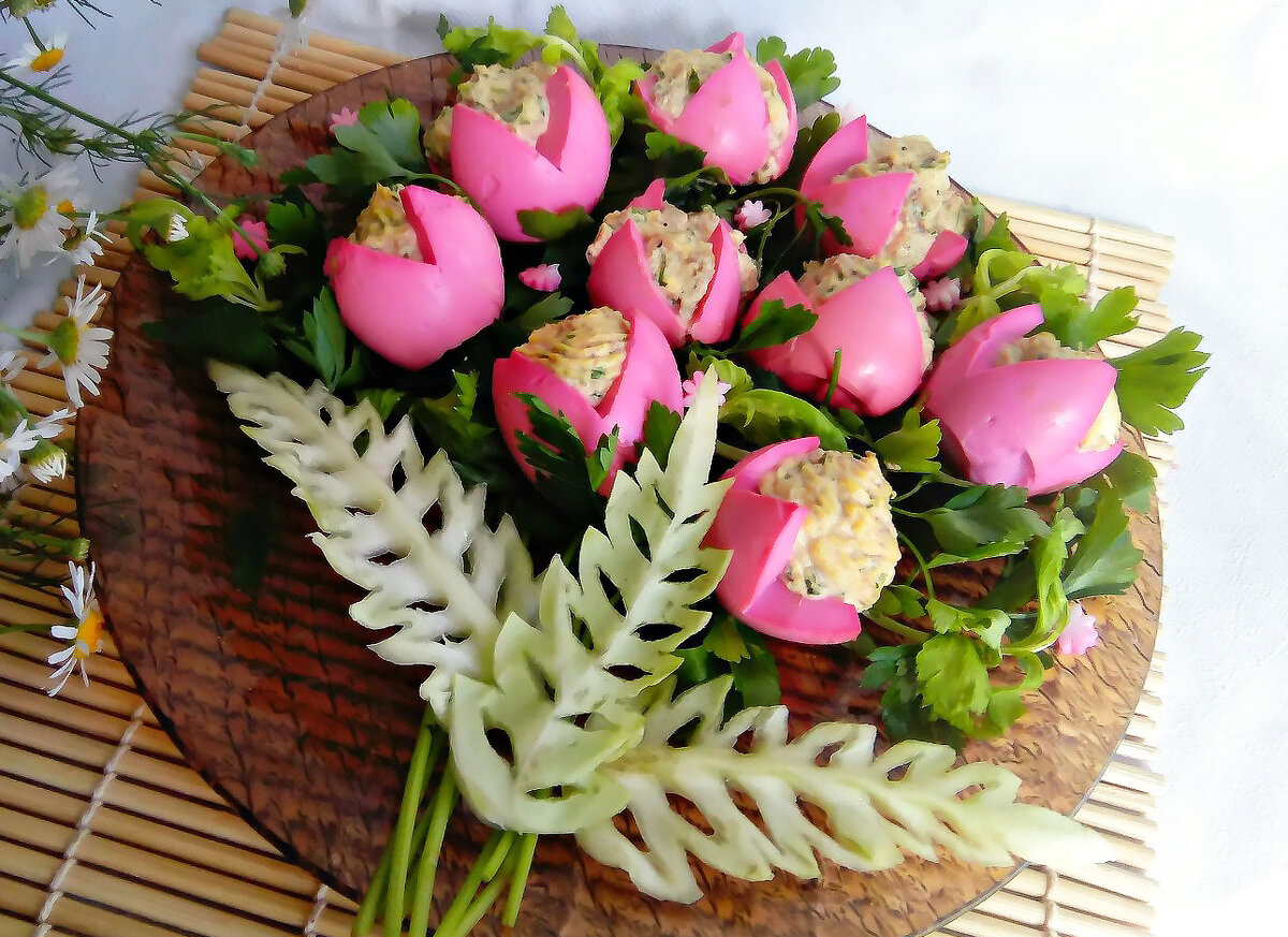 Фаршированные яйца - рецепт с фото.