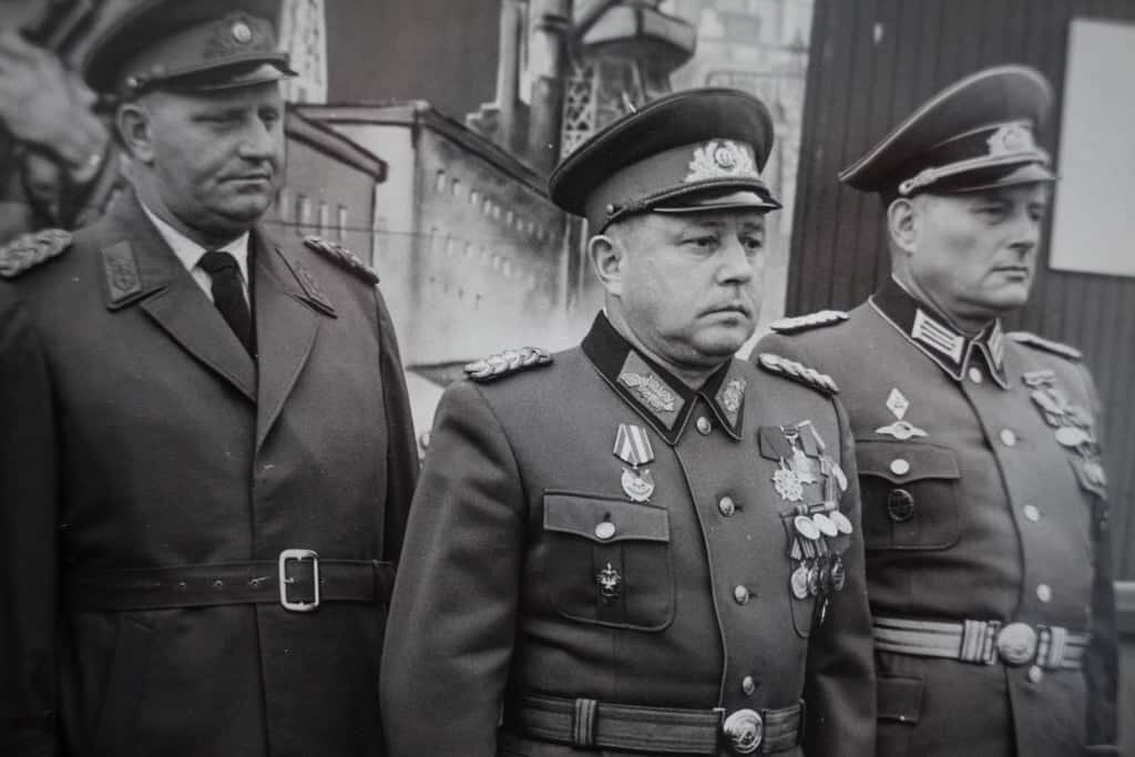 В центре начальник Штази Эрих Мильке.