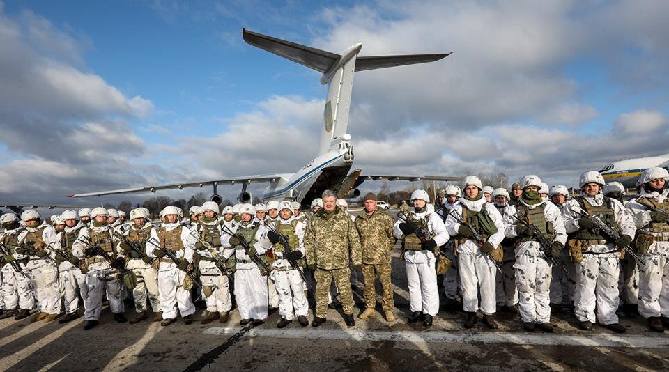 Фото: Порошенко с десантниками, у третьего слева шеврон СС https://www.facebook.com/petroporoshenko/photos/a.474415552692842/1474025506065170/?type=3&theater