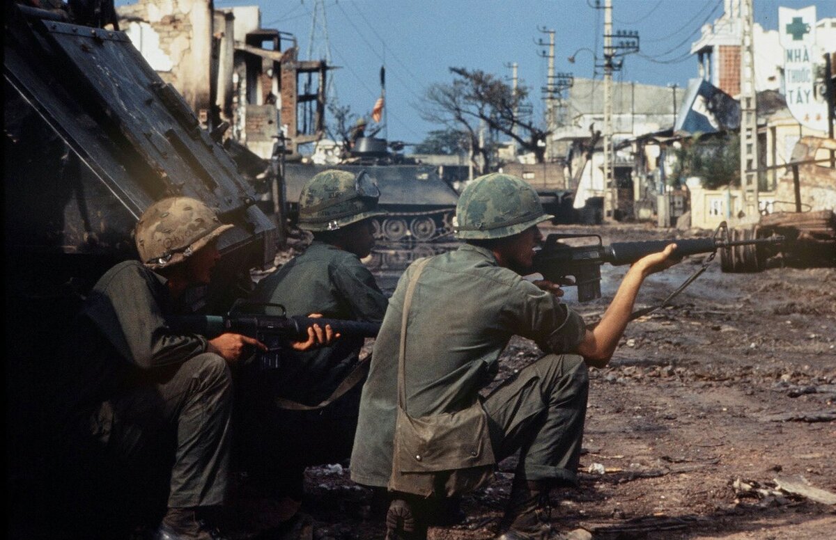 Американские пехотинцы во время боев в Сайгоне. Мини-Тет, май 1968 года