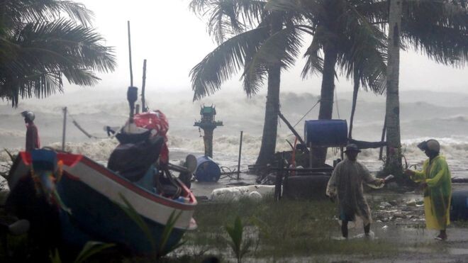 Тропический шторм Пабук обрушился на южный Таиланд с ветром и дождем, что, как ожидается, станет самым сильным штормом, обрушившимся на регион за последние 30 лет.