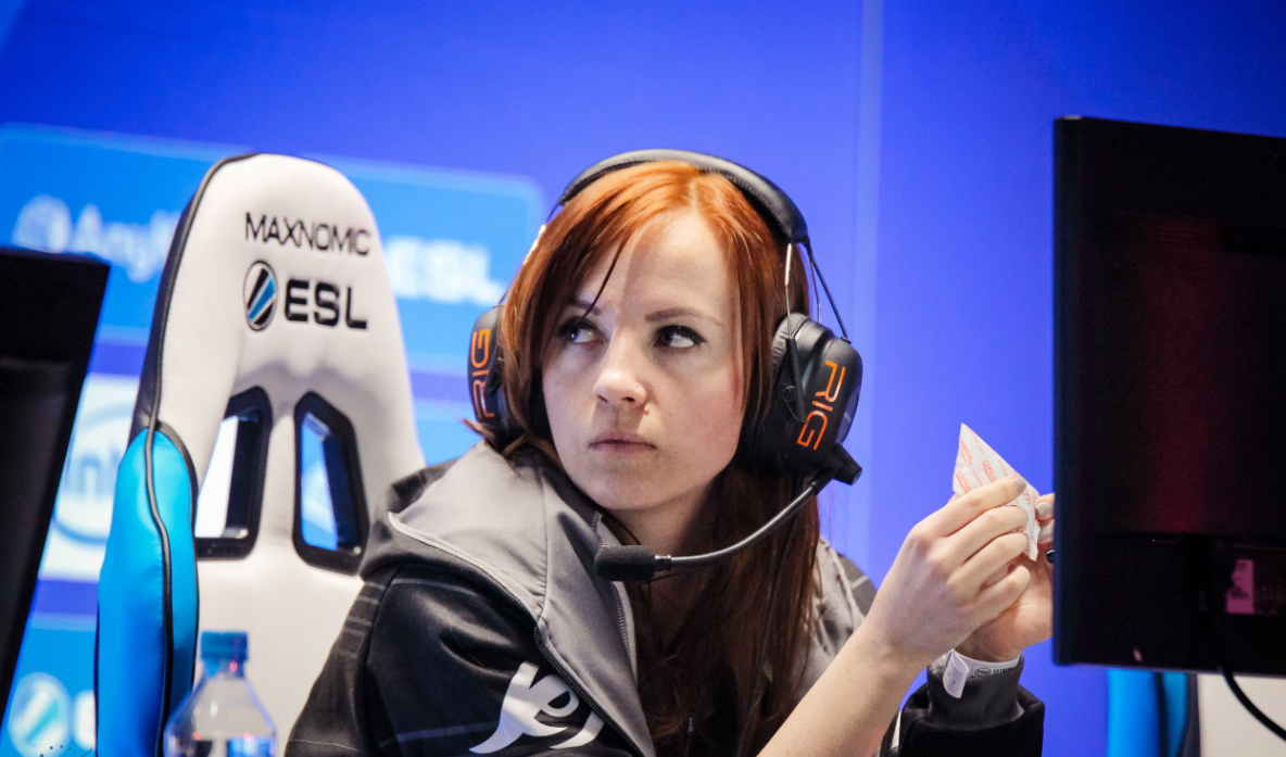 Женский киберспорт. Vilga CS. Вилга киберспортсменка.