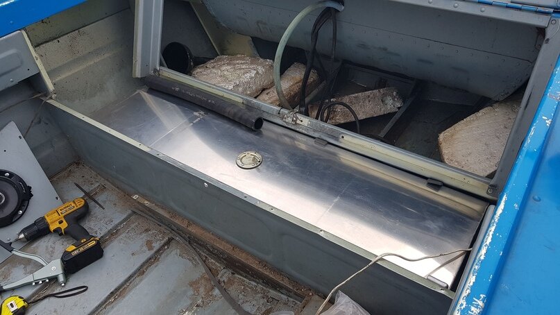 Алюминиевый топливный бак емкостью 100 л для установки под задний ряд сидений (модификации 5М, 5М2, 5М3, 5М4)