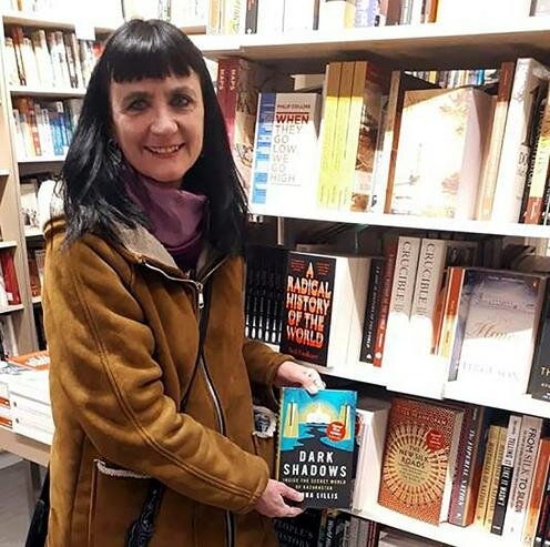 Джоанна Лиллис с экземпляром книги. Фото с личной страницы Джоанны Лиллис в Facebook