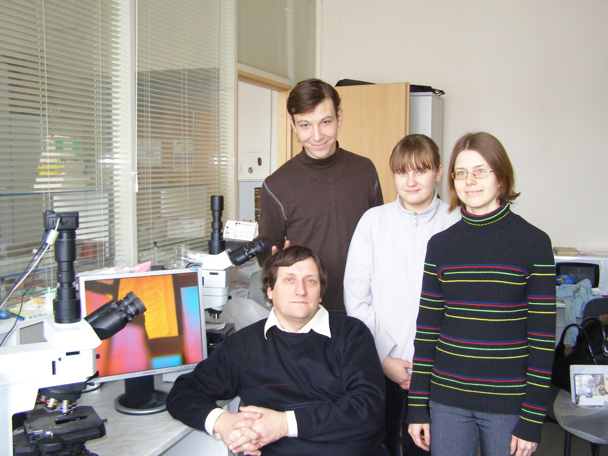 Команда проекта. В центре (сидит): Александр Остроушко