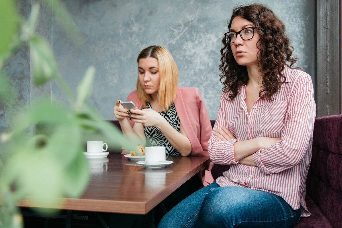 Признаки, что на работе о вас говорят за спиной | Куй Мозги | Дзен