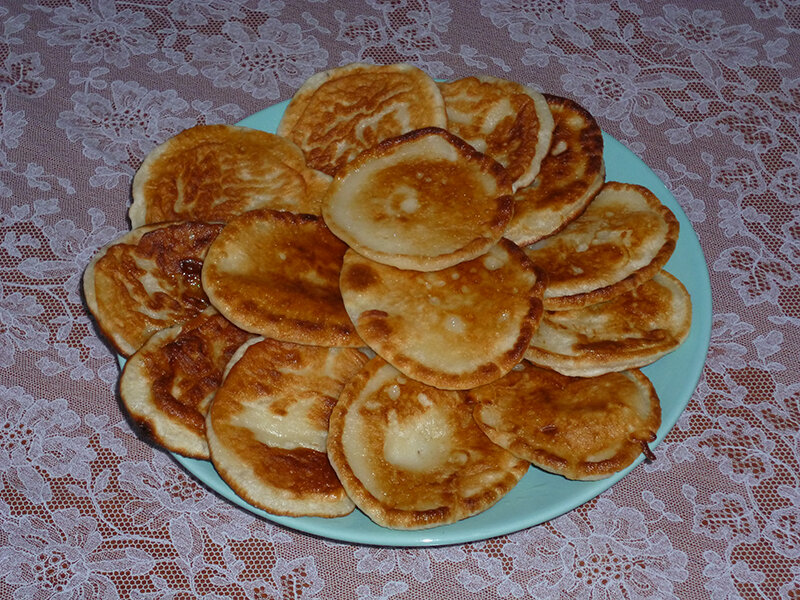 Пышные оладьи без дрожжей на молоке и вареной сгущенке