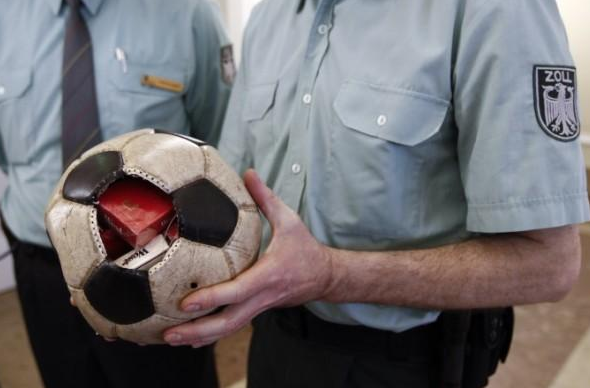 Тайник сигарет в мяче. Фото с сайта kykyryzo.ru