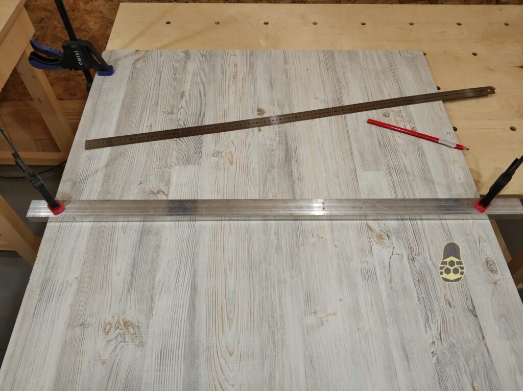 направляющая (обычный алюминиевый брусок) закрепленный струбцинами