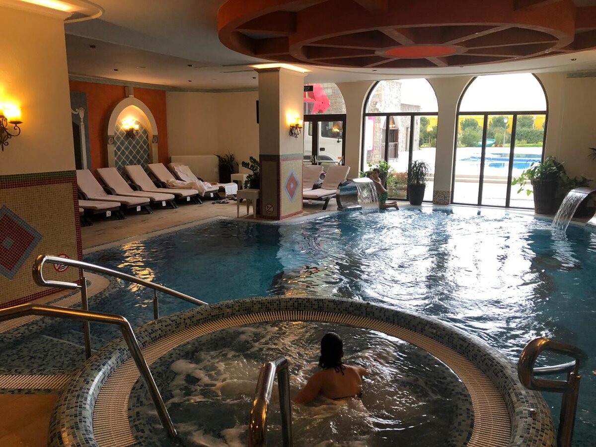 Отдых с настоящим релаксом и оздоровительными процедурами, прямо не выходя из отеля. Особенно утром после бурного вечера, чтобы ушли тяжёлые мысли, поэтому пошли утром и что бы потом весь день мы были свободными.