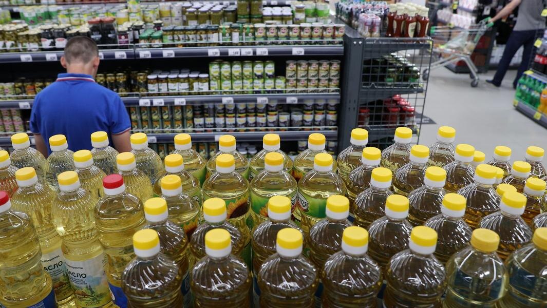 Если в единичном случае в литровой бутылке подсолнечного масла окажется только 985 мл, то есть «недолив» составит менее 1,5%, это можно будет объяснить случайностью. Фото: ИЗВЕСТИЯ/Артем Коротаев