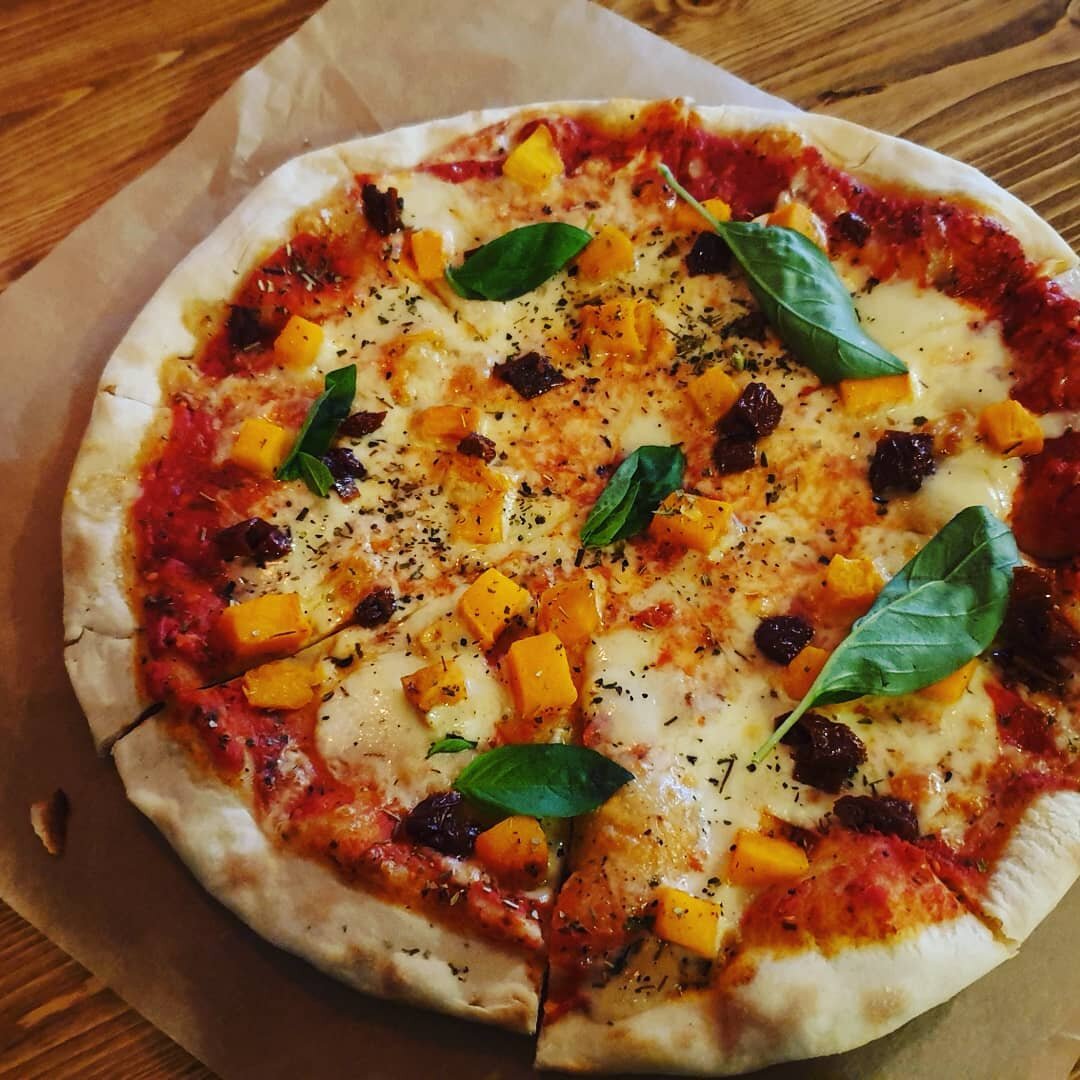  Пицца с козьим сыром, тыквой и вялеными томатами от московского филиала CamorraPizza за 450 руб.
