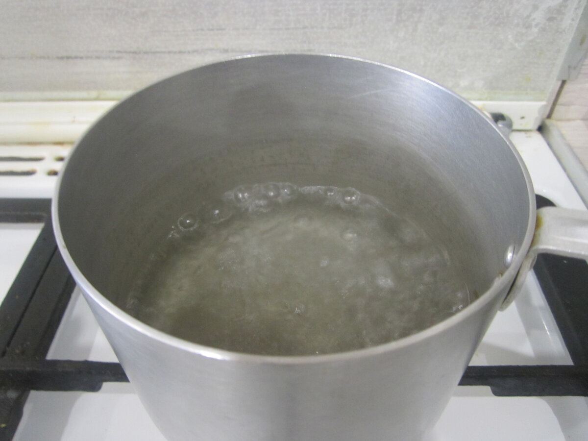 Кипячение воды для заваривания теста (фото из личного архива)