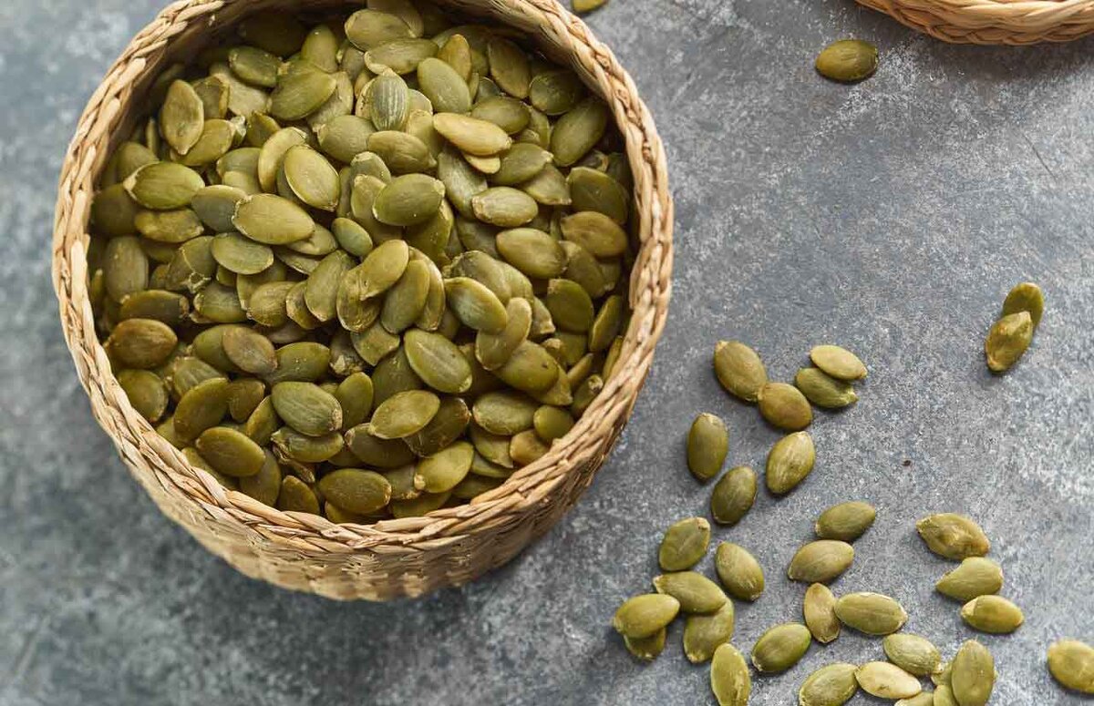 В тыквенных семенах огромное количество витаминов группы В, аминокислот и фосфора, необходимого для костной системы