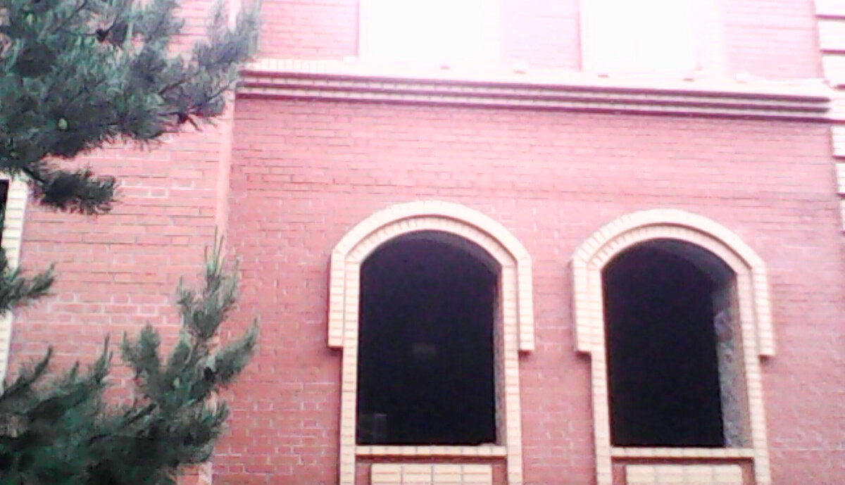Арки на здании омской епархии. 
