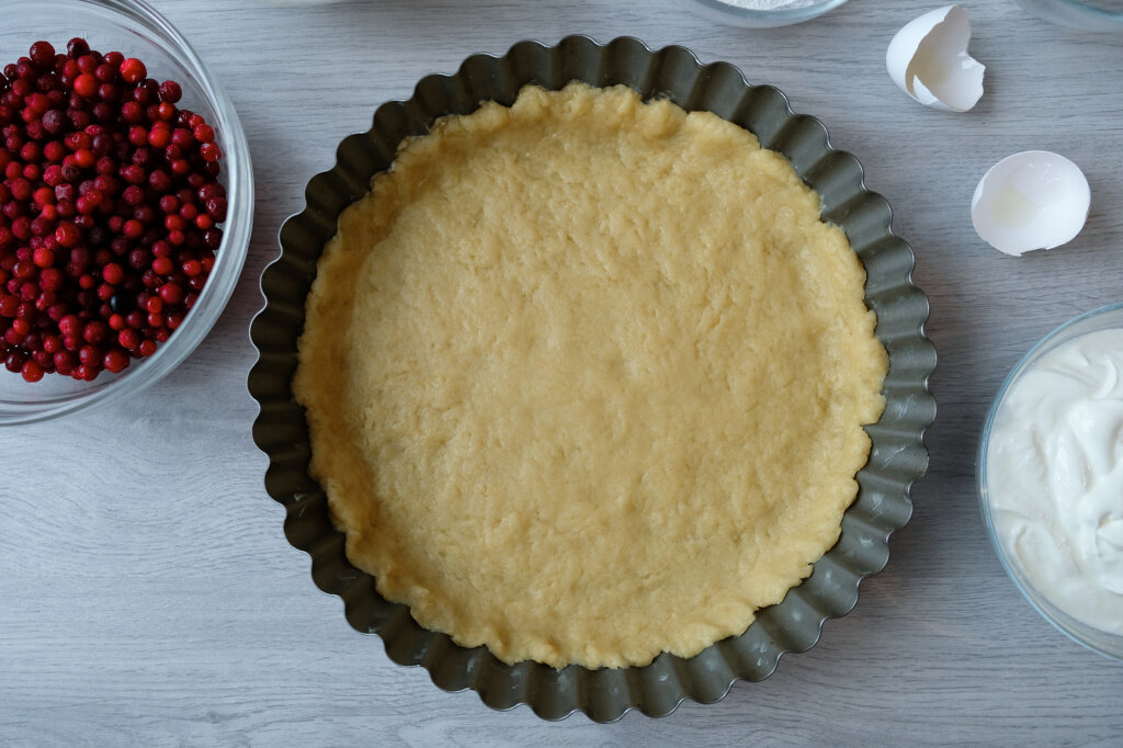 Пирог с брусникой и сметаной из дрожжевого теста в духовке рецепт с фото пошагово