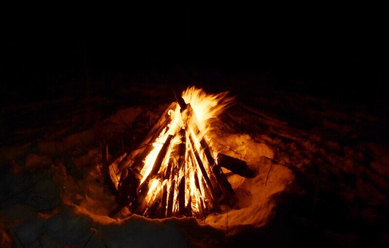 один в огне. первый огонь на земле. первобытные люди добывают огонь. древние люди. хомо сапиенс каменный век.