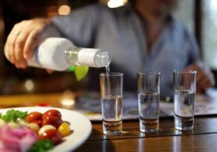 На троих по грамуличке...