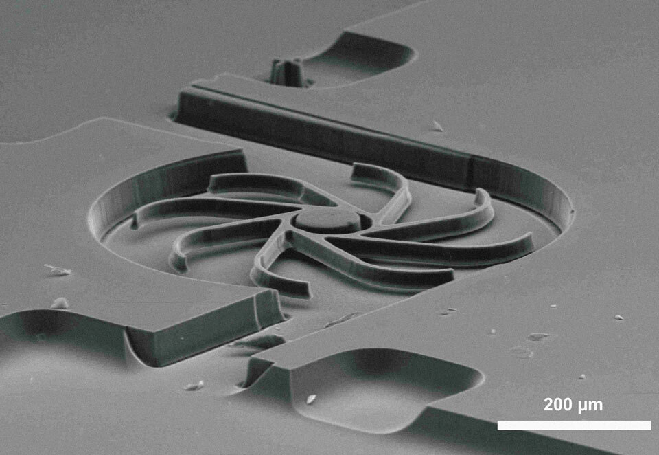 МЭМС-насос. Он представляет собой канал для тока жидкости, проходящий через лопатки турбины. Та, в свою очередь, соединена с микродвигателем. При подаче питания на такое устройство микродвигатель начинает вращаться, приводя в движение микротурбину, которая начинает перекачивать жидкость. Для МЭМС-насосов исследователи видят несколько областей применения, включая постоянную адресную подачу микроскопических доз лекарств и перекачку электролита в емких аккумуляторах.

MEMS Laboratory