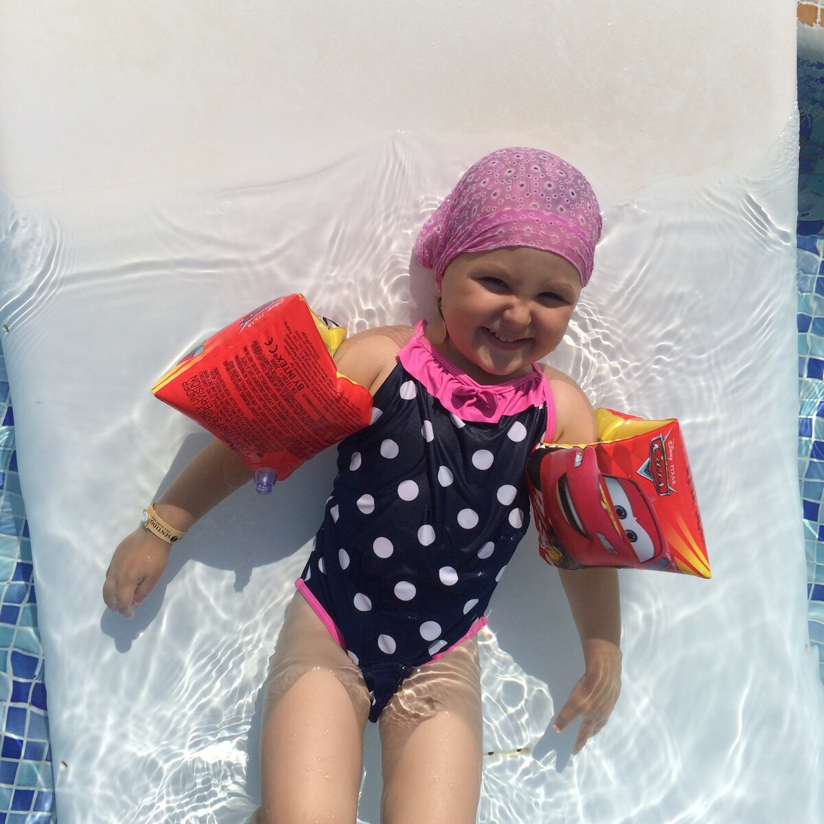 Это младшая. Нежится в бассейне на лежаке.