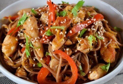 WOK: гречневая соба с курицей и овощами