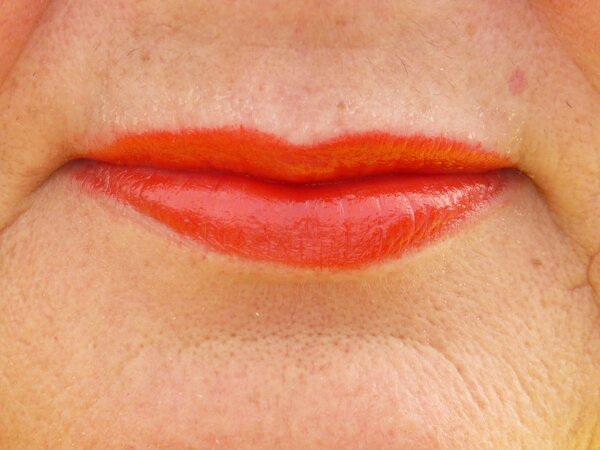 Стоит ли использовать яркую помаду после 50, если губы стали тонкими: взгляд со стороны визажиста