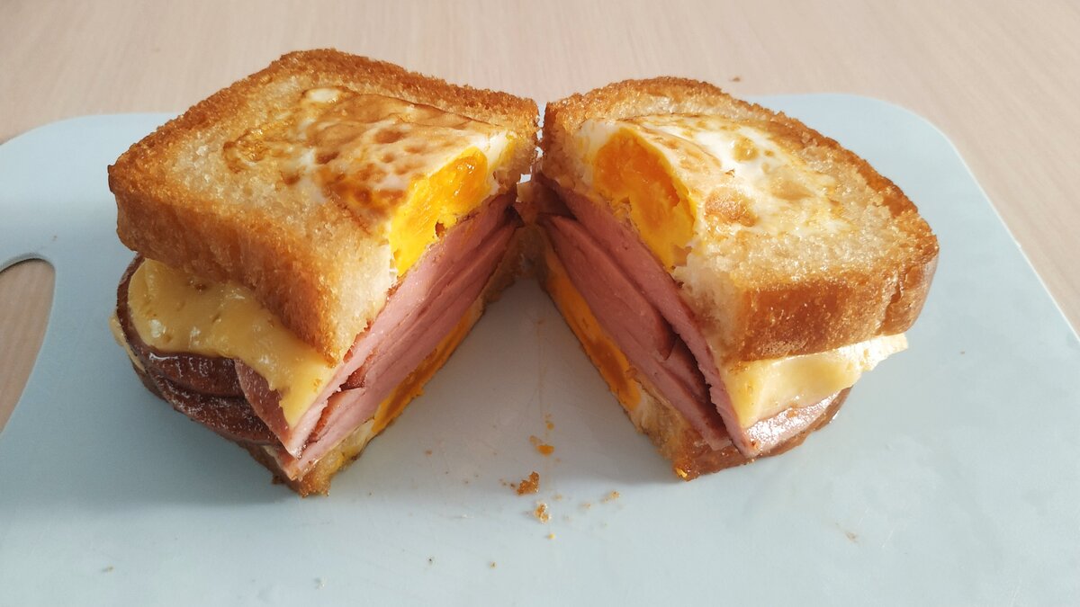Тостовый хлеб с яйцом. Сэндвич плетенка с ветчиной. Горячие бутерброды с сыром на сковороде. Бутерброд с яйцом и колбасой. Бутерброды с яйцом и сыром.