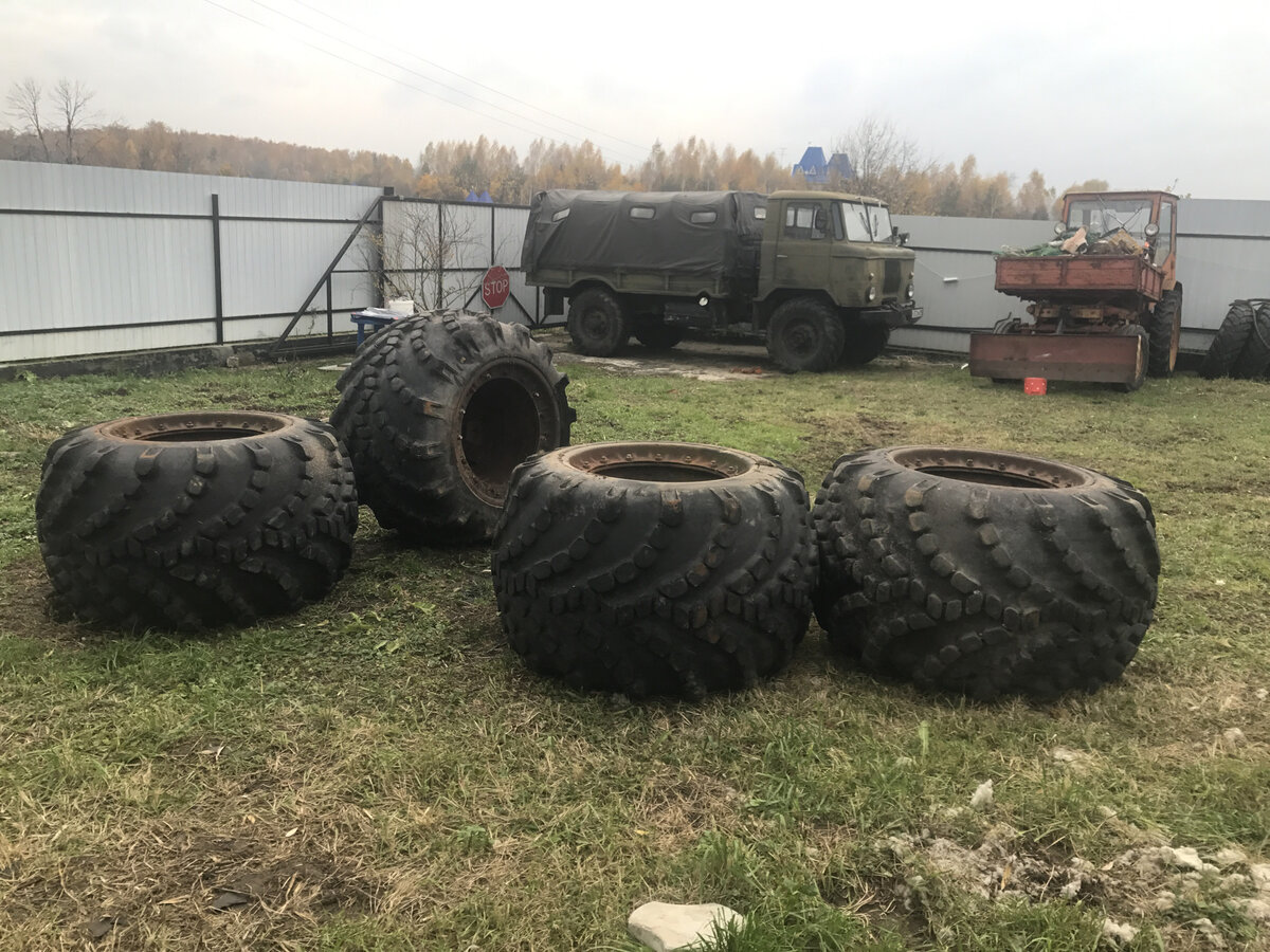 На заднем плане - "шишига" еще со штатными колесами. Скоро на неё поставят вот эти арочные!