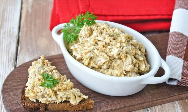 Решив приготовить салат со шпротами, каждая хозяйка должна помнить об одной важной вещи. Шпроты — это консервы отличающиеся повышенным содержанием соли и с большим содержанием жиров. К сожалению, их регулярно можно есть далеко не всем. Именно по этой причине салат из шпрот лучше делать не часто, в качестве особого лакомства 