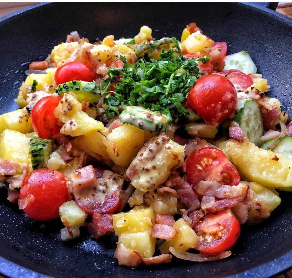 Есть мнения, что подсчитывать количество белка, жира и углеводов не имеет смысла, так как важна только пищевая ценность, а откуда мы её получим- дело десятое. ⠀
Теоретически всё верно — кушаем меньше, чем тратим. Но что мы можем получить?  фигуру  skinny fat — когда в одежде ты выглядишь стройной, а без неё видно, насколько обрюзгшее тело, ведь там жир преобладает над мышцами. Также это может вылиться в проблемы со здоровьем. Да и метаболизм, если подсчитывать не кбжу, а калории, замедляется — пройдет несколько месяцев и вы будете поправляться даже от половинки конфеты! Кроме того неправильный баланс бжу — одна из причин, почему хочется кушать, даже если вы сыты.
⠀
На основе всех этих показателей диетологи составляют разные формулы подсчёта. Мне нравится сначала высчитать величину основного обмена веществ (ВОО) по формуле Миффлина — Сан Жеора (Маффина-Джеора), а потом на её основе считать нужные на данном этапе калории.
Итак, формула для женщин -
9,99 х вес в кг +6,25 х рост в см — 4,92х возраст в годах — 161
И для мужчин
9,99 х вес в кг +6,25 х рост в см — 4,92х возраст в годах + 5
Получается определённое количество калорий — это мы столько тратим, даже если просто лежим и смотрим в потолок.
У меня получается 1150
Получившуюся цифру обязательно умножаем на так называемый коэффициент активности (КА):
-если у вас сидячая работа и никакого спорта, то КА = 1,2;
-при небольших физнагрузках 2 р в неделю — 1,4;
-4-5 тренировок или же работа “на ногах” — 1,46;
-интенсивные тренировки по будням — 1,55;
-ежедневные тренировки в зале — 1,63
На моем примере 1150х1,46=1680
Вот именно столько мне нужно есть, чтобы вес оставался в норме.
Для снижения веса просто отнимаем 10%, а для  набора прибавляем столько же.
Почему именно 10%, а не 20, 30? Да потому, что так организм постепенно будет меняться, привыкая к новым нормам. То есть всё пройдёт гармонично, без стрессов, которые могут спровоцировать и зажоры, и плохое настроение, и эффект плато.
⠀
Это мы насчитали общее число суточного калоража. Если интересно, то расскажу про  соотношение - белков, жиров и углеводов.