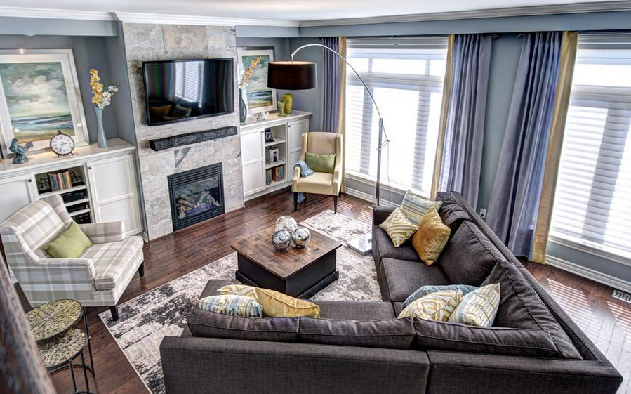 Как расставить год. Комната с двумя диванами. Два дивана в интерьере. Гостиная с диваном и креслами. Гостиная с двумя диванами.